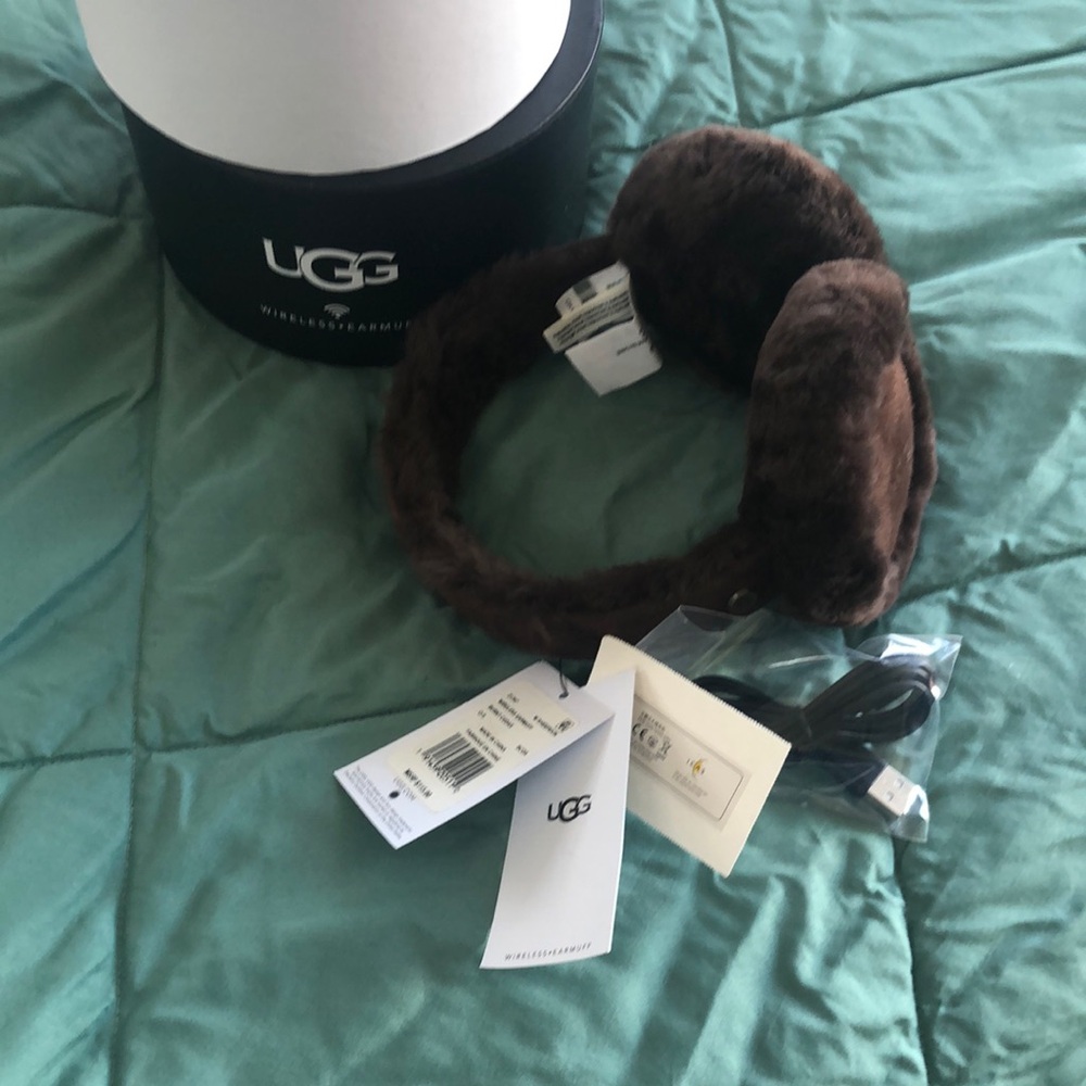 UGG wireless earmuffs with sheepskin.